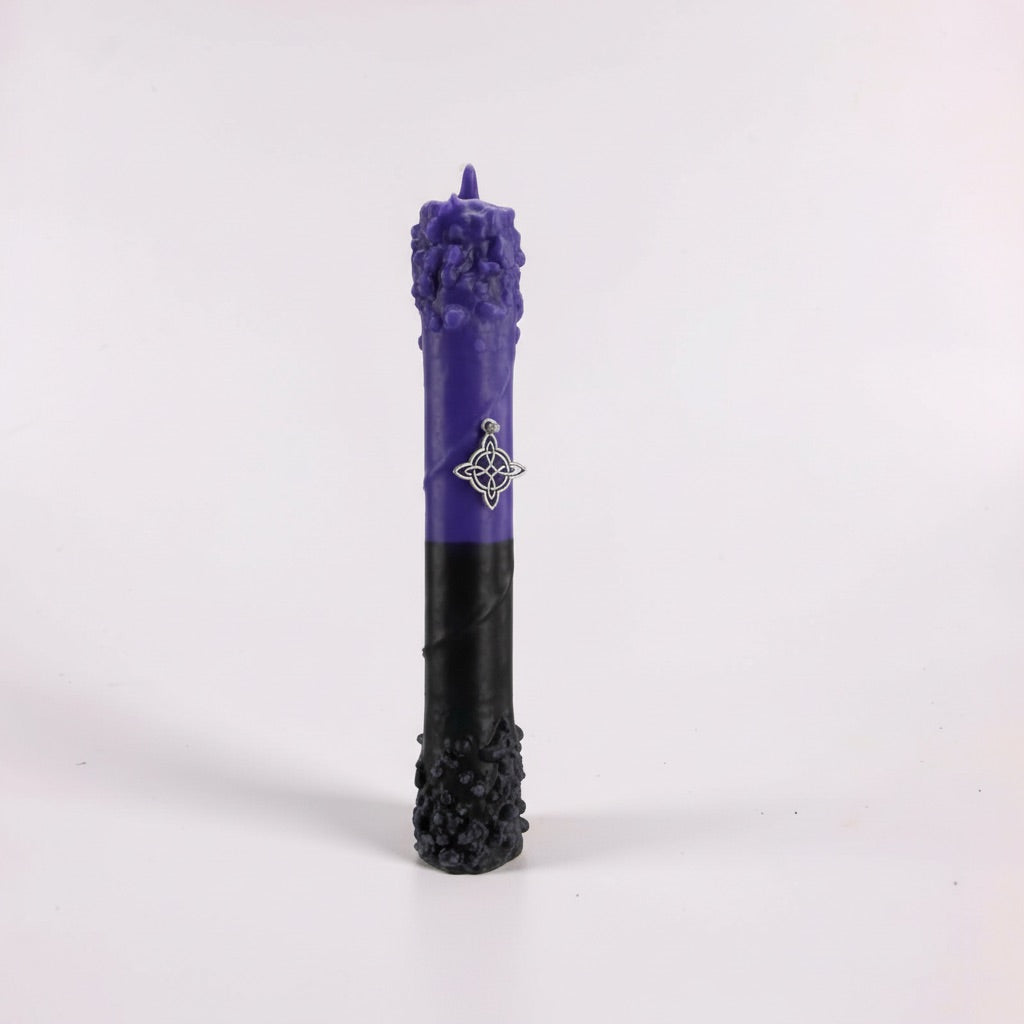 Vela de protección contra envidias y malas energias. Con simbolo Niudo de Bruja ritualizado.